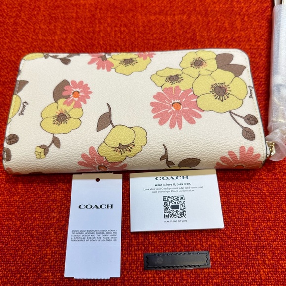 ❤️❤️❤️NWT Coach large continental wallet with floral motif ❤️❤️❤️ - Picture 10 of 11